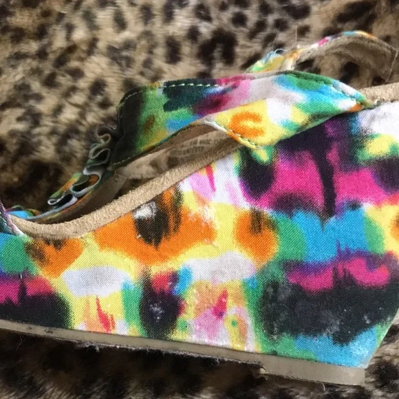 Super Cute Tie-Dye Wedges - Picture 11 of 12